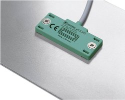 Czujnik zbliżeniowy pojemnościowy 50 x 20 mm nie podtynkowy PNP Pepperl+Fuchs CBN5-F46-E2