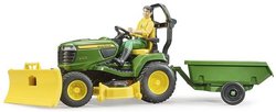 Brat John Deere jedzie kosiarką