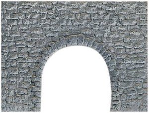 Przejazd pod torami o strukturze 3D w skali H0, pomalowany