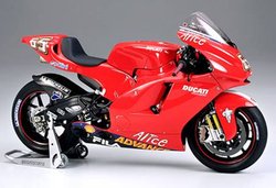 Model motocykla do sklejania Tamiya Ducati Desmosedici #65 MotoGP´03 300014101 1:12