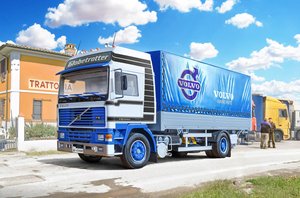 Modelu samochodu ciężarowego do sklejania Italeri Volvo F16 Plane m. Hebebühne 3945 1:24