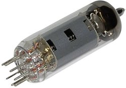 Lampa elektronowa EF EF 94 = 6 AU 6  EF 94 = 6 AU 6 Ilość biegunów 7 Trzonek B7G Opis: Pentoda RF