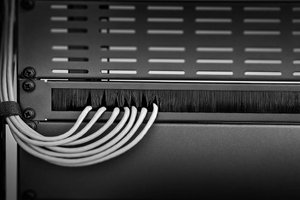 Renkforce 48,26 cm (19'') 1HE przepust kablowy z wkładką szczotkową RF-KDB-100B Listwa szczotkowa do szafy serwerowej Renkforce RF-KDB-100B RF-3429140 1 szt.