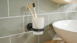 tesa® MOON BLACK Kubek na szczoteczki do zębów z matowego szkła z uchwytem, czarny matowy - bez wiercenia, z klejem - 96 mm x 70 mm x 109 mm tesa 40566-00000-00 MOON BLACK Miejsce na szczoteczkę  klej  czarny (matowy), szkło gładzone