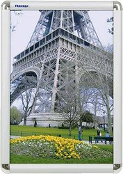 Ramka wymienna Wspornik: technologia profilu zaciskowegoZastosowanie: wewnątrz,Przód: antyrefleksyjna folia ochronna z filtrem UVTylna ściana: polistyrenWersja: profile 25 mmKolor: srebrnyFormat/rozmiar: DIN A3Treść: 1 1 szt.