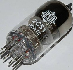 Lampa elektronowa 2 C 51 = 6 N 3  2 C 51 = 6 N 3 Ilość biegunów 9 Trzonek Noval Opis: Trioda podwójna