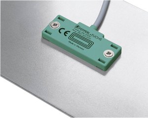 Czujnik zbliżeniowy pojemnościowy 50 x 20 mm nie podtynkowy PNP Pepperl+Fuchs CBN5-F46-E2