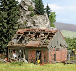 Zniszczone stajnie Zestaw do złożenia  Busch 1669 H0 1 szt.