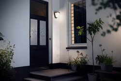 Zewnętrzna lampa ścienna Philips Kiskadee 1738393PN 42 W  IP44